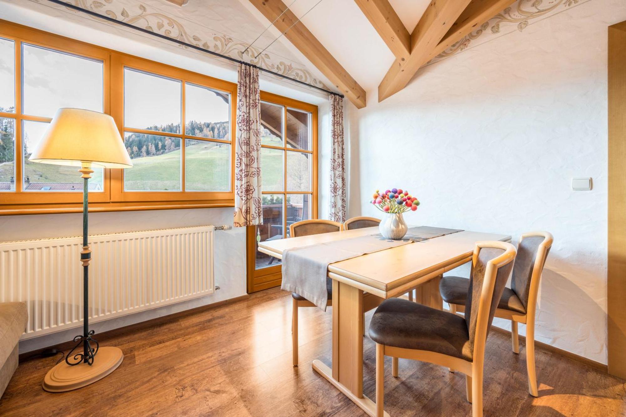 Haus Zur Vogelweide App 6 Apartman Dobbiaco Kültér fotó